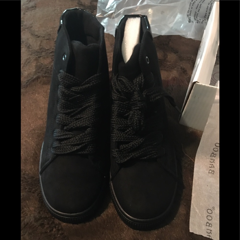 Black hi-top sneakers NEW IN BOX mixed media 7.5